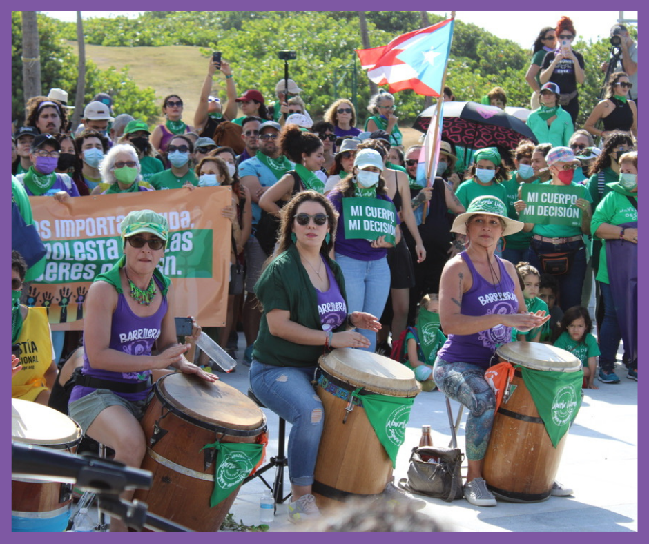 Manifestación feminista en San Juan con pañuelos verdes y pancartas que exigen aborto legal, seguro y gratuito durante la conmemoración del 28 de septiembre.