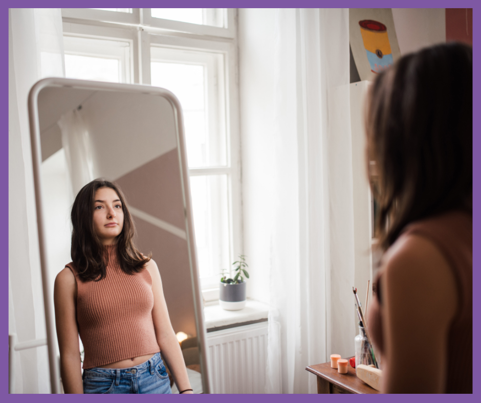 Ilustración de una mujer joven mirando su reflejo en un espejo, símbolo de autoconocimiento y autonomía sobre su cuerpo.