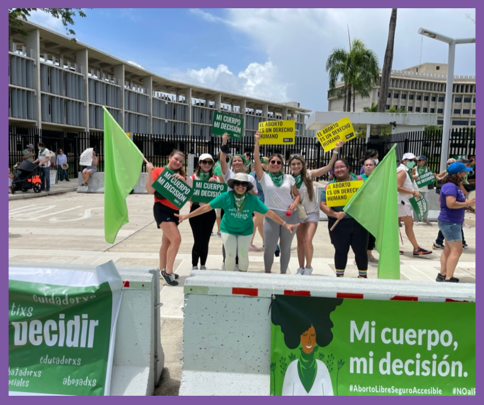 grupo de mujeres se manifiestan en facor del derecho al aborto