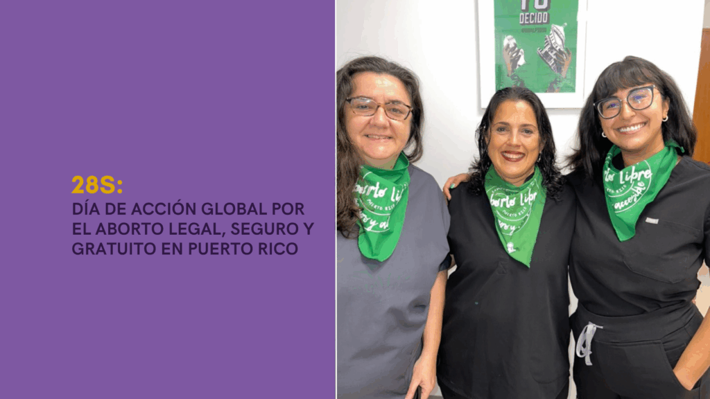 grupo de profesionales de la salud sexual y reproductiva posan con sus pañuelos en representación del derecho a decidir