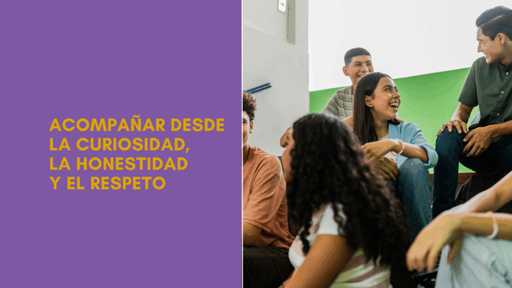 grupo de jóvenes sentados y hablando sonrientes