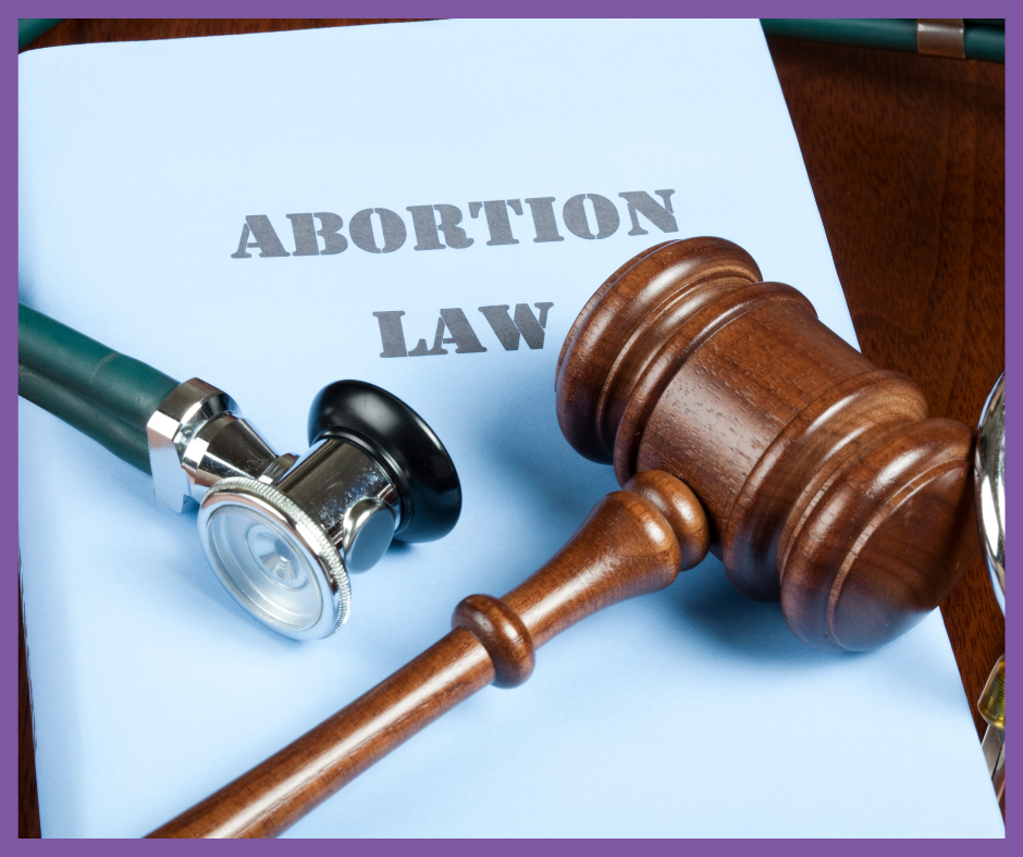 Documento azul con el título “Abortion Law” junto a un estetoscopio y un mazo de juez, simbolizando la intersección entre salud y legislación sobre el aborto.